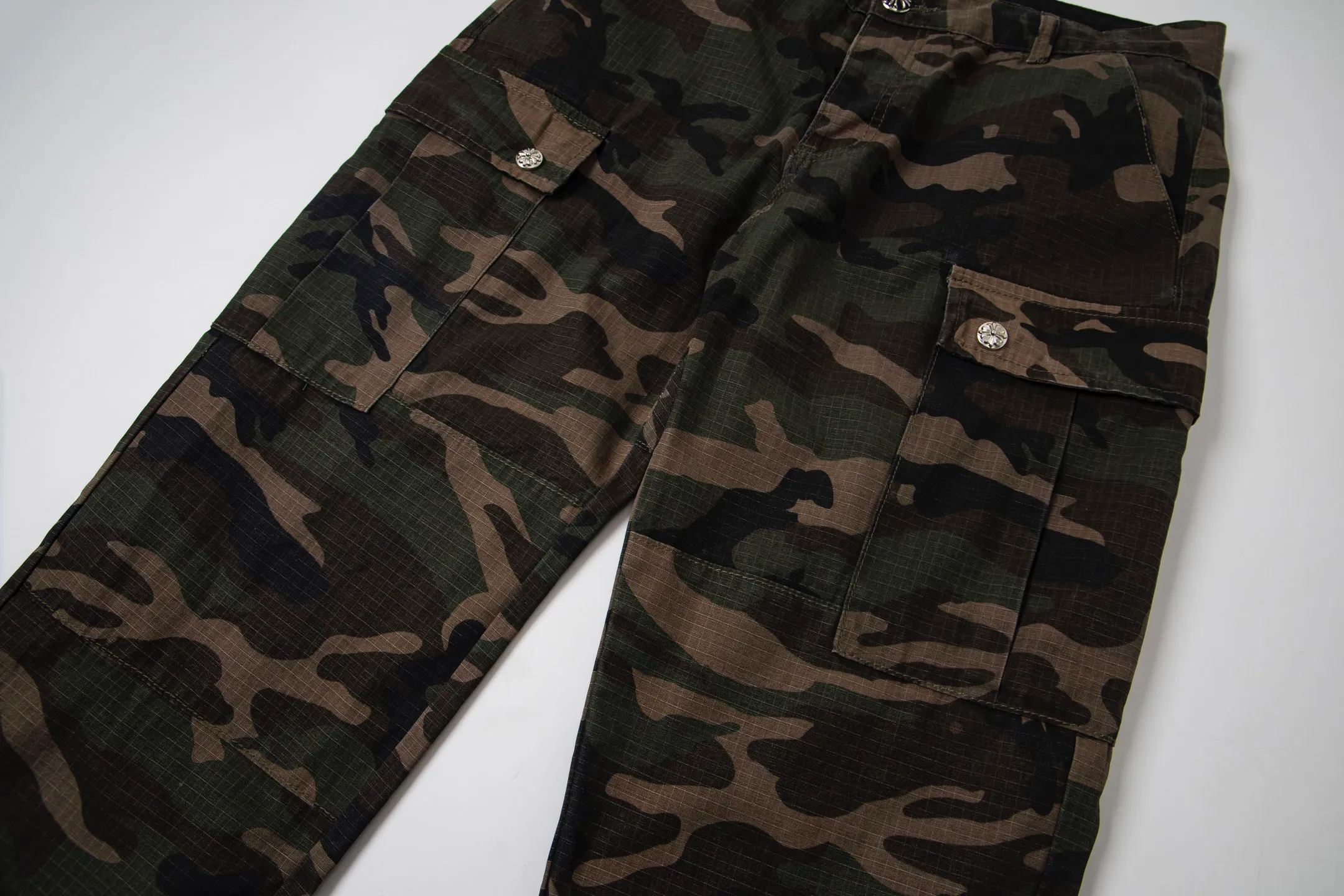 P260 Chrome hearts CH Chrome hearts new silver camouflage three-dimensional pocket overalls Chrome hearts is a top brand in the fashion world, and these pants are one of the best. It uses the classic Levi's jeans bottom panel, which has been carefully disassembled and spliced. The washed effect is natural, showing a unique retro charm. The pants are based on camouflage and are paired with cross patches, which have a great visual impact. These patches are exquisitely crafted and have a luxurious feel. The hardware accessories are ultra-exquisite. The placket buckle is made of silver, hand-polished and painted with distressing liquid. The main buckle has a three-dimensional cross flower shape. The six-pointed star screws and hand-cut leather washers on the back are full of details, which are both beautiful and durable. Style number: 1731# Color: Camouflage Size: 28 30 32 34 36